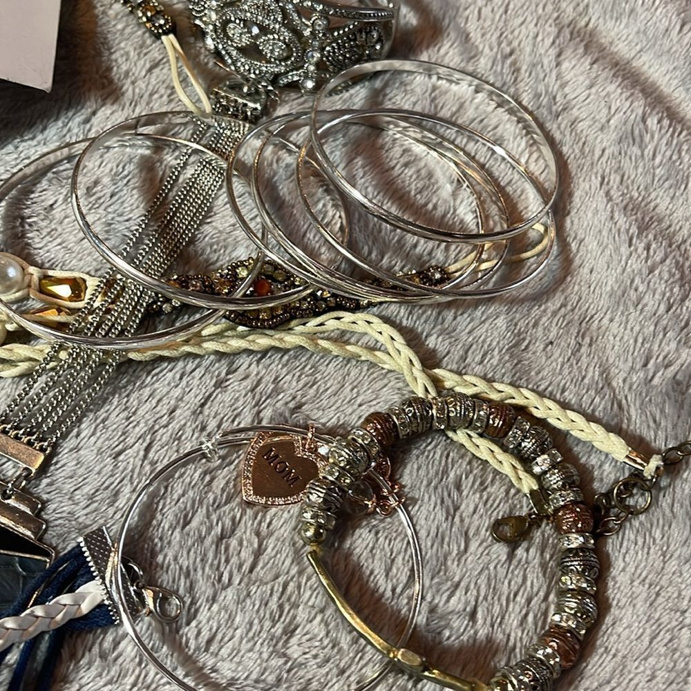 Watch and jewelry random bundle - Picture 7 of 7